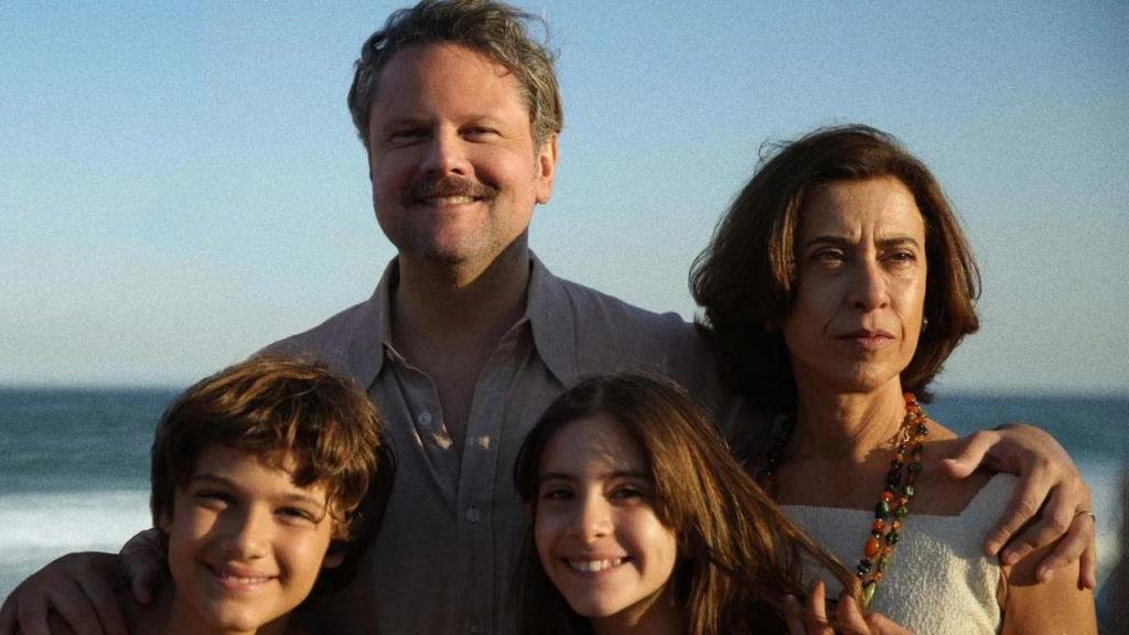 Je suis toujours là : la vie en dictature, entre insouciance et&nbsp;tragédie