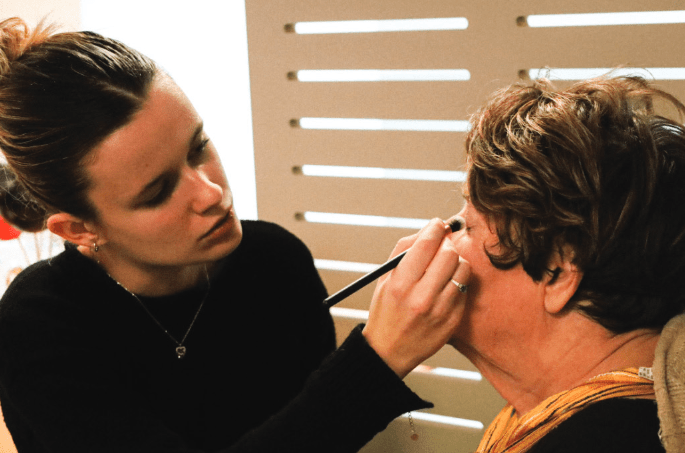 En Cannes : quand les étudiant·e·s redonnent le sourire aux&nbsp;aînés