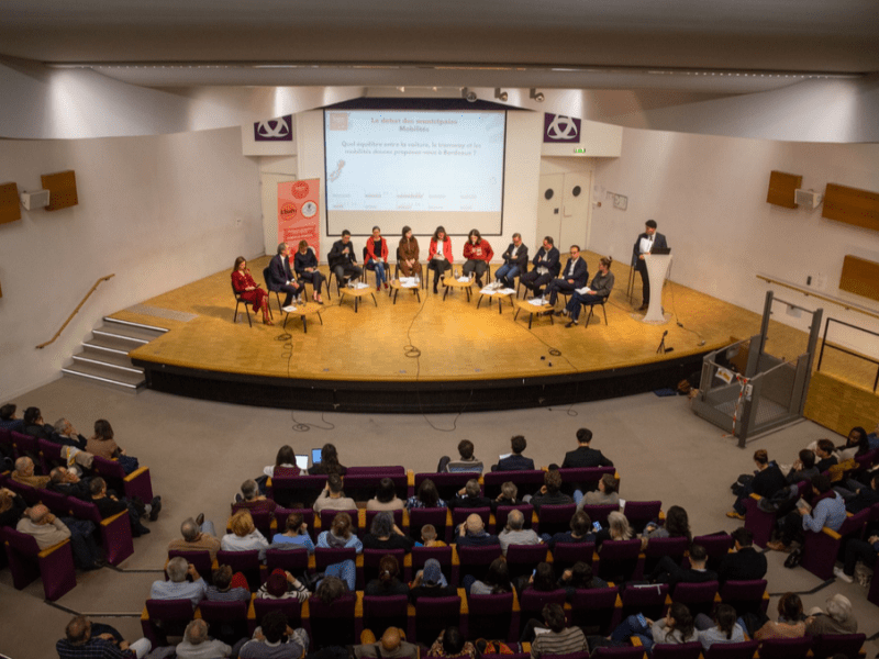 Camarades de façade : un débat municipal entre amitiés et&nbsp;hostilités